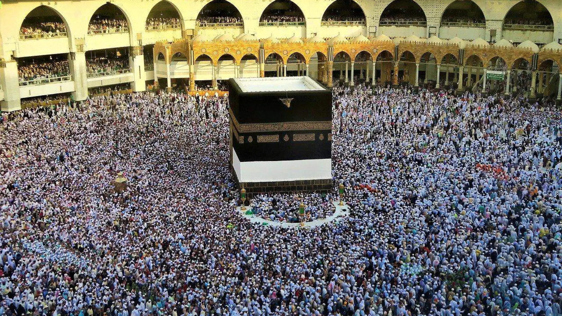 Al interior de la Kaaba (el cubo negro), en una de las esquinas se encuentra una roca que adoran los musulmanes. Al parecer es un meteorito